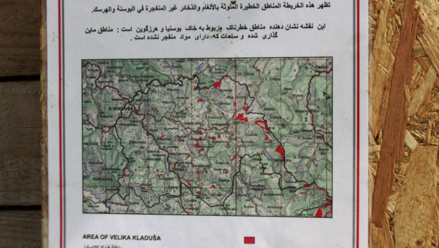 Mehrsprachige Karten zeigen die Bereiche mit Landminen im Land. (Bild: krone.tv)