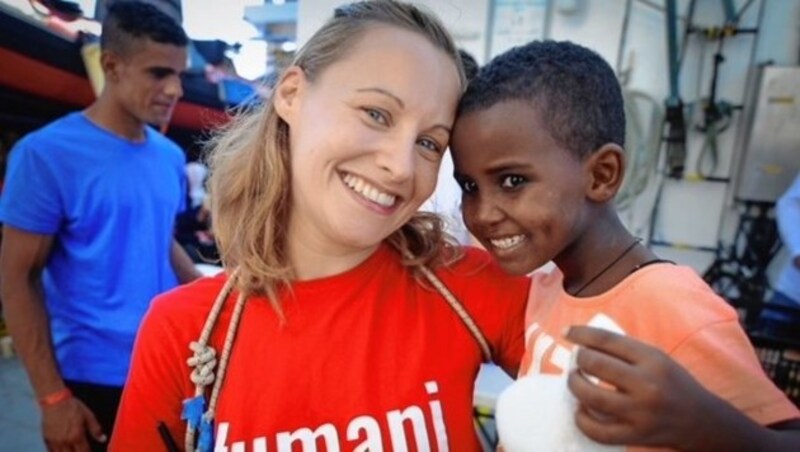 Nina Egger mit einem „ihrer“ Kinder: „Ich möchte, dass keine Menschen mehr im Mittelmeer sterben müssen.“ (Bild: Guglielmo Mangiapane/SOS Mediterranee)