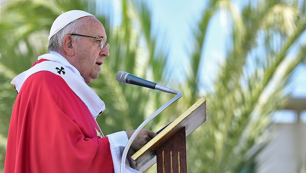 Papst Franziskus während einer Messe in Palermo anlässlich des 25. Jahrestags der Ermordung eines Priesters durch die Mafia. (Bild: APA/AFP/ANDREAS SOLARO)