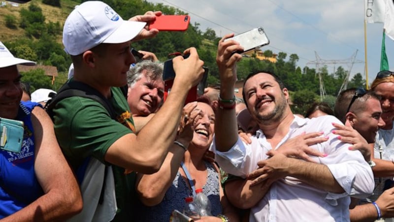 Matteo Salvini genießt das Bad in der Menge seiner Fans, Selfies sind da natürlich Pflicht. (Bild: APA/AFP/MIGUEL MEDINA)