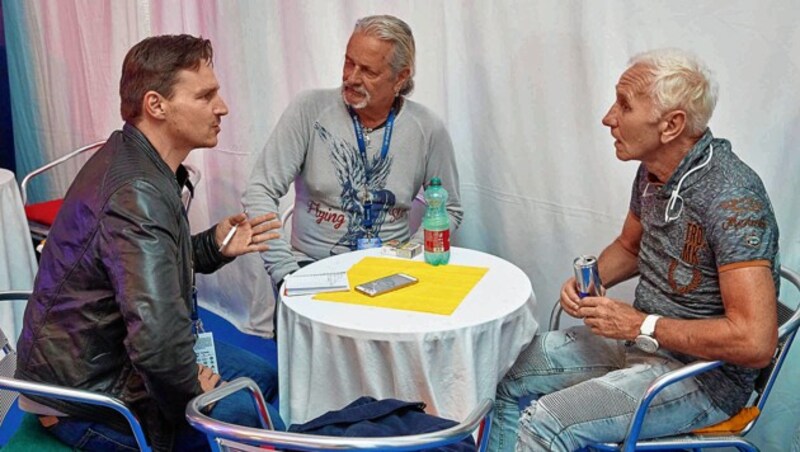 Thomas Spitzer und Klaus Eberhartinger im Gespräch mit „Krone“-Adabei Norman Schenz (Bild: Starpix/Alexander TUMA)