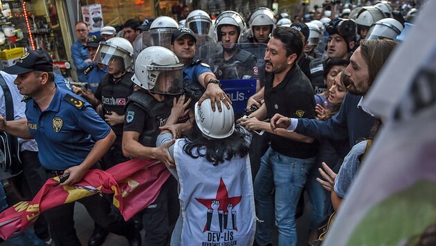 Auch eine Kundgebung gegen die Verhaftung der Bauarbeiter wurde niedergeschlagen. (Bild: APA/AFP/BULENT KILIC)