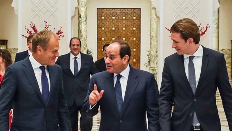 Kanzler Sebastian Kurz flog gemeinsam mit EU-Ratspräsident Donald Tusk zu Präsident Abdel Fattah al-Sisi. (Bild: APA/BUNDESKANZLERAMT/ARNO MELICHAREK)