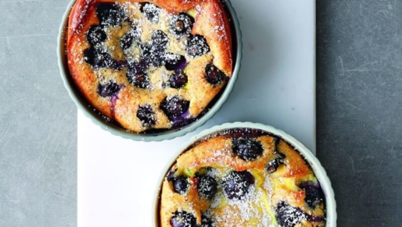 One-Pot-Clafoutis mit Heidelbeeren aus One Pot Soulfood (Bild: Mona Binner)