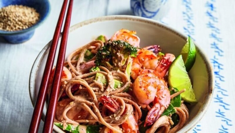 Asia Vollkornnudeln mit Garnelen aus One Pot Meals (Bild: Nicky Walsh)