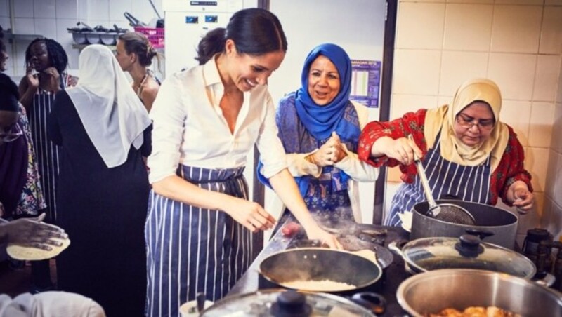 Herzogin Meghan kocht mit Frauen, die die Grenfell-Katastrophe miterlebt haben. (Bild: Kensington Palace)