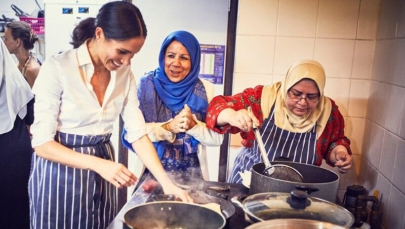 Herzogin Meghan kocht mit Frauen einer Gemeinschaftsküche in der Nähe des Grenfell Tower. (Bild: Kensington Palace)