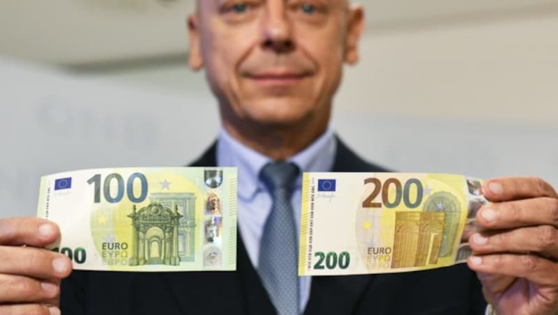 Der Direktor der Österreichischen Nationalbank, Kurt Pribil, zeigt die neuen Banknoten her. (Bild: APA/HANS PUNZ)