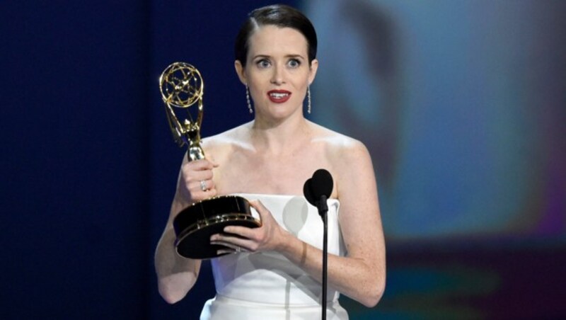 Claire Foy wird als beste Hauptdarstellerin für ihre Darstellung der britischen Königin Elizabeth II. in der Netflix-Serie „The Crown“ mit einem Emmy ausgezeichnet. (Bild: Chris Pizzello/Invision/AP)