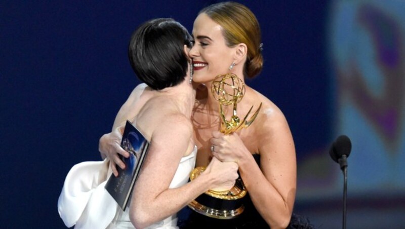 Sarah Paulson umarmt Claire Foy, nachdem sie ihr den Preis als beste Hauptdarstellerin überreicht hat. (Bild: Chris Pizzello/Invision/AP)