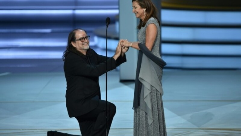 Regisseur Glenn Weiss macht seiner Freundin Jan Svendsen auf der Bühne einen Heiratsantrag, nachdem er einen Emmy für „The Oscars“ gewonnen hat. (Bild: AFP or licensors)