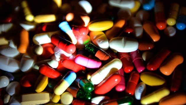 Weltweit machen die skrupellosen Erzeuger und Händler von Fake-Medikamenten jährlich bereits Umsätze zwischen 200 und 400 Milliarden US-Dollar (bis zu rund 3,8 Mrd. Euro). (Bild: APA/BARBARA GINDL (Symbolbild))