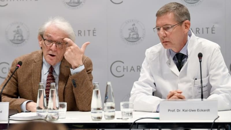 Kai-Uwe Eckardt, behandelnder Arzt (re.), und Karl Max Einhäupl, Leiter der Charité (Bild: dpa/Britta Pedersen)