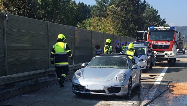 Porsche brannte auf der Südautobahn (Bild: Hauptfeuerwache Villach)