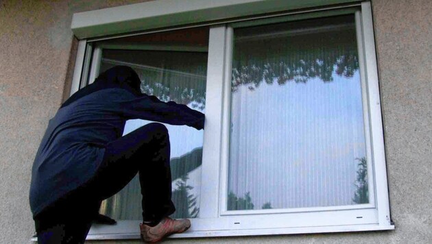 Der Einbrecher (Symbolbild) kam durchs Fenster. (Bild: Polizei OÖ)