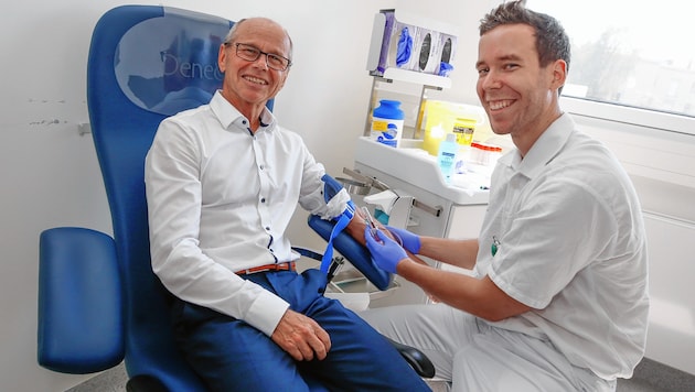 Christian Stöckl bei der Blutabnahme durch Dr. Martin Keppel (Bild: Markus Tschepp)