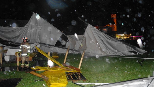 Die vom Wind völlig zerstörten Zelte in Söll. (Bild: zoom.tirol)