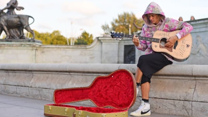 Popstar Justin Bieber hat seine Gitarre rausgeholt und vor dem Londoner Buckingham-Palast spontan für Hailey Baldwin gesungen. (Bild: www.PPS.at)