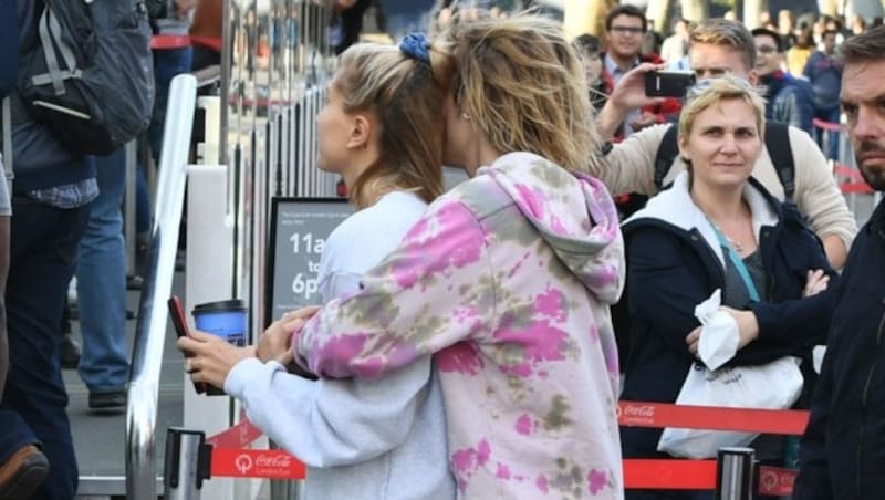 Hailey Baldwin und Justin Bieger vor dem London Eye (Bild: www.PPS.at)