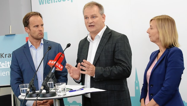 Schuldirektor Christian Klar flankiert von Stadtrat Markus Wölbitsch und Sabine Schwarz von der ÖVP (Bild: Tomschi Peter)
