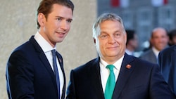Sebastian Kurz, damals Bundeskanzler, mit Ungarns Premier Viktor Orban beim EU-Gipfel in Salzburg 2018 (Bild: APA/Georg Hochmuth)