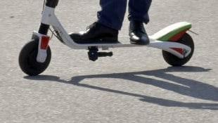 Die Neunjährige wurde direkt in der St. Pöltner Fußgängerzone von dem E-Scooter-Fahrer angefahren und schwer verletzt. (Symbolbild) (Bild: APA/HERBERT NEUBAUER)