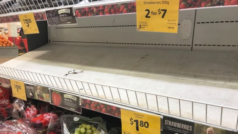 Ein leeres Erdbeeren-Regal in einem australischen Supermarkt (Bild: Associated Press)
