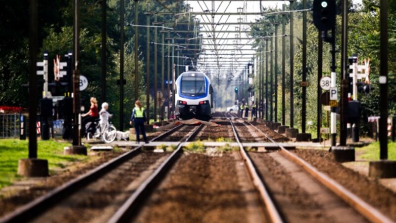 An diesem Bahnübergang in der Ortschaft Oss kam es zum tödlichen Unfalldrama. (Bild: AFP)