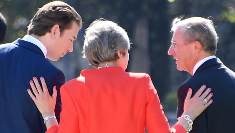 Österreichs Bundeskanzler Sebastian Kurz unterhält sich am Rande des EU-Gipfels mit Theresa May und Salzburgs Landeshauptmann Wilfried Haslauer. (Bild: AFP)