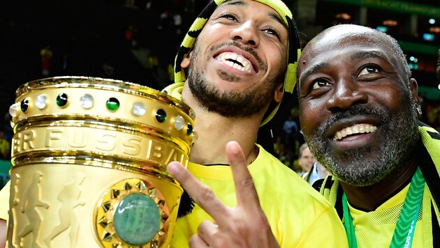 Pierre-Emerick Aubameyang und sein Vater Pierre-Francois Aubameyang - noch zu Dortmund-Zeiten (Bild: AFP)
