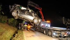 Während das Fahrzeug geborgen wurde, suchten die Helfer nach dem Unfalllenker. (Bild: laumat.at/Matthias Lauber)