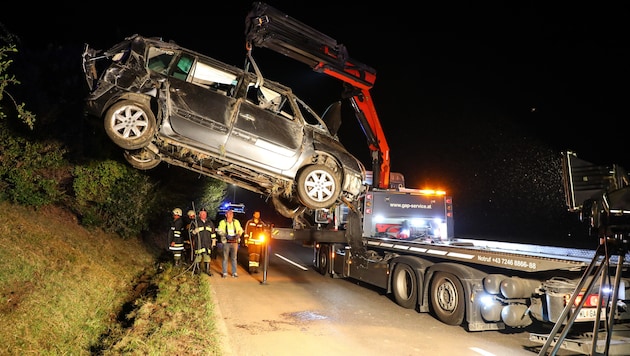 Während das Fahrzeug geborgen wurde, suchten die Helfer nach dem Unfalllenker. (Bild: laumat.at/Matthias Lauber)