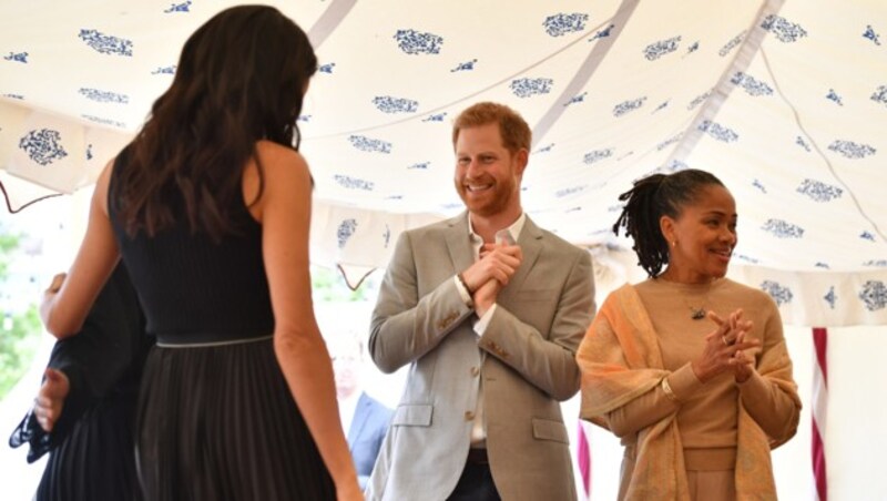 Prinz Harry strahlt seine Ehefrau Herzogin Meghan an, auch ihre Mutter Doria Ragland ist entzückt. (Bild: AFP or licensors)