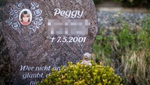Der Grabstein der 2001 ermordeten Peggy (Bild: APA/dpa/David Ebener)