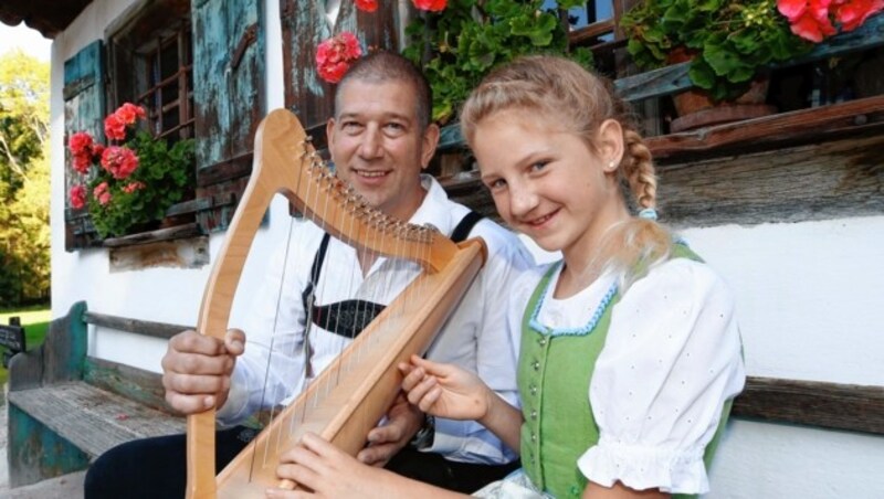 Antonia - sie übernimmt die Off-Stimme in einer Folge - mit Harfenbauer Thomas Fischer. (Bild: Markus Tschepp)