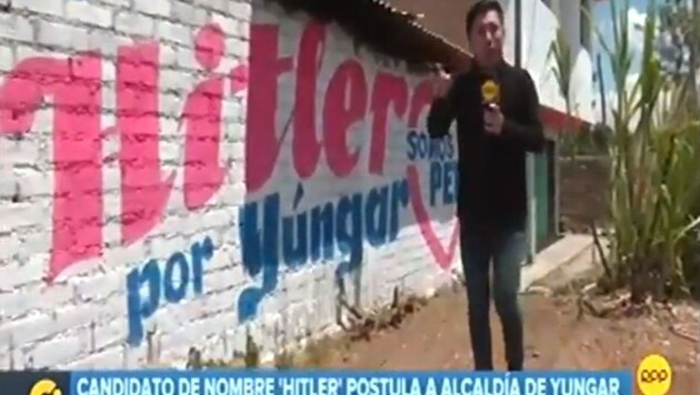 TV-Reporter vor einer Werbefläche für den peruanischen Kandidaten Hitler (Bild: Screenshot Peru21)