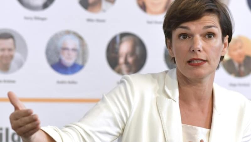 Pamela Rendi-Wagner bei einer Pressekonferenz der Initiative „Ausbildung statt Abschiebung“ in Wien (Bild: APA/HERBERT NEUBAUER)