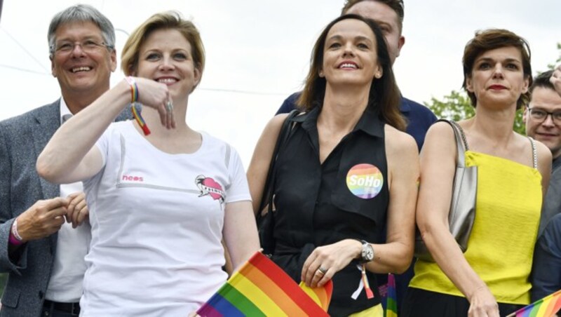 Rendi-Wagner (ganz rechts) auf der Wiener Regenbogenparade 2018 (Bild: APA/HANS PUNZ)