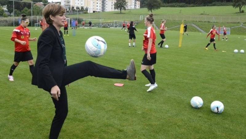 Rendi-Wagner im Trainingslager des österreichischen Frauen-Nationalteams (Bild: APA/PRESSEFOTO WEBER)