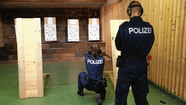 Polizeischüler beim Schießtraining (Bild: Reinhard Holl)