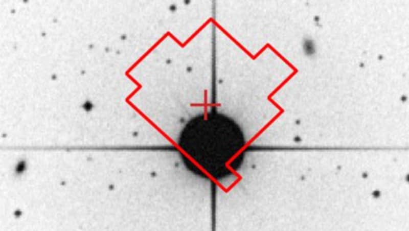 Die Supererde (mit „+“ markiert) Pi Mensae c und ihre Sonne (Bildmitte) (Bild: C. X. Huang et al.)