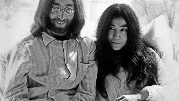 John Lennon und seine Frau Yoko Ono 1969 im Bett des Amsterdamer Hilton-Hotels (Bild: dpa)