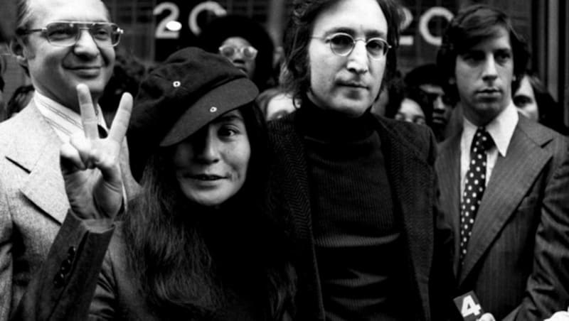 Lennon und Ono im April 1972 - ein Jahr später trennte sich das Paar vorübergehend. (Bild: AP)