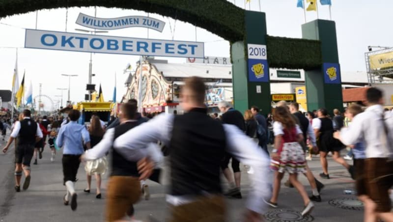 Das größte Volksfest der Welt öffnete am Samstag seine Pforten. (Bild: APA/dpa/Angelika Warmuth)