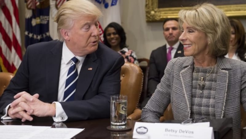 US-Präsident Donald Trump und Betsy DeVos (Bild: AFP)