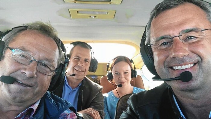 Fluglehrer Mario Bratusek, Harald Vilimsky, „Krone“-Redakteurin Sandra Schieder und Pilot ...