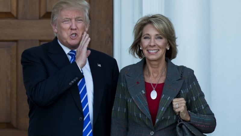 Donald Trump und Betsy Devos (Bild: AFP)