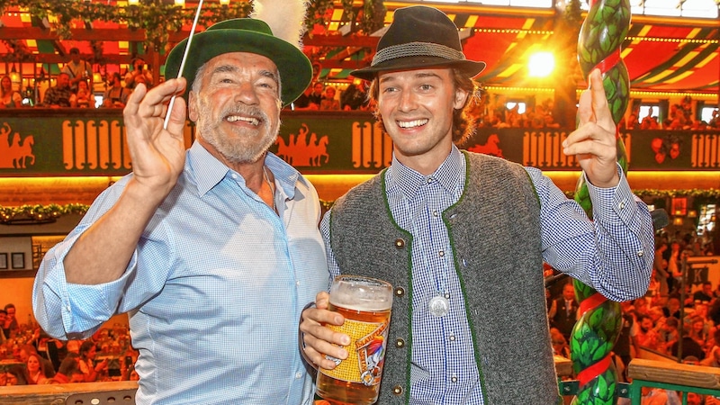 Arnold Schwarzenegger conducts the band at the Oktoberfest, with his son Patrick. (Bild: People Picture/Jens Hartmann)