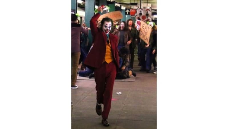 Joaquin Phoenix in seiner Filmszene des neuen „Joker“-Films. Er sagt, vor den Dreharbeiten habe er einen „Wahnsinnsschiss“ gehabt. (Bild: www.PPS.at)