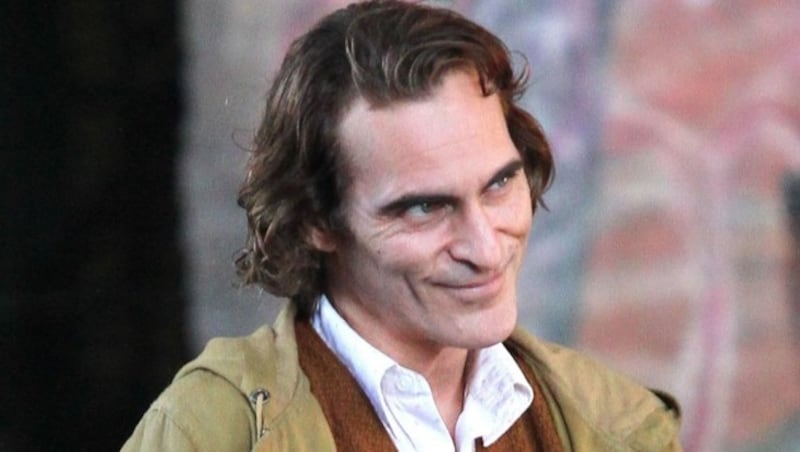 Joaquin Phoenix sieht am Set des Films „Joker“schlanker als üblich aus. Gedreht wird in der Gegend von Harlem in New York. (Bild: www.PPS.at)